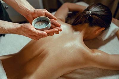 Frau entspannt bei der Ayurveda Massage